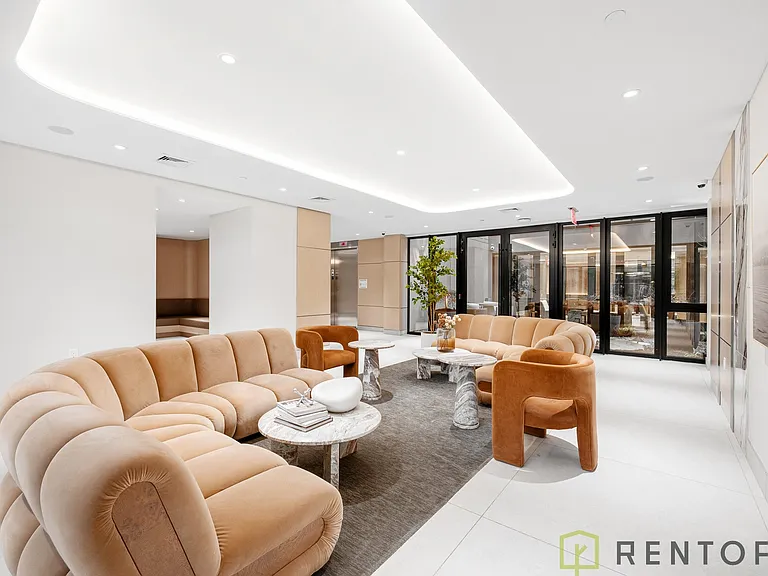 555 W 45th St #701D — Photo 27