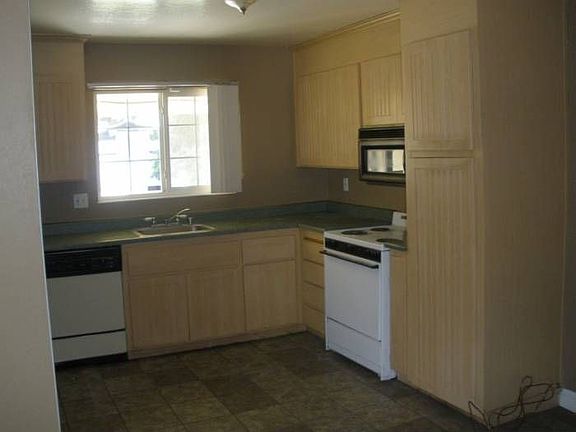 5th image of 2936 N Francisco Way