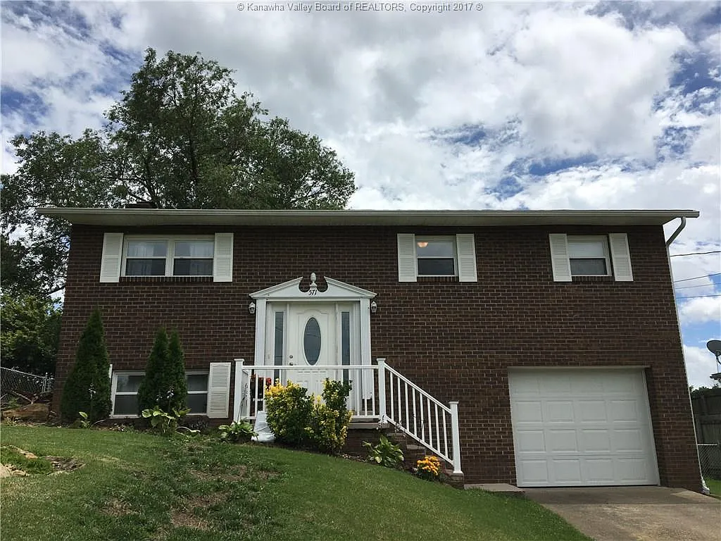 571 Evergreen Cir photo 1