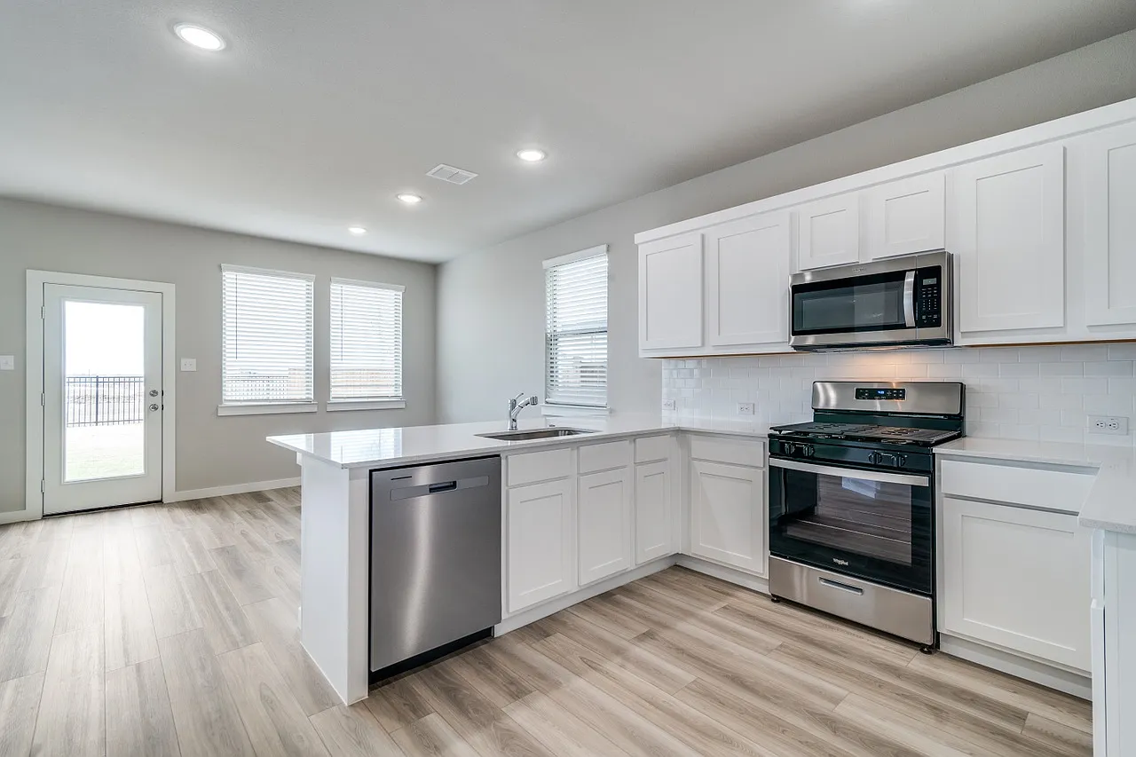 3 bed, 1935 sqft, $2,099 — Photo 3