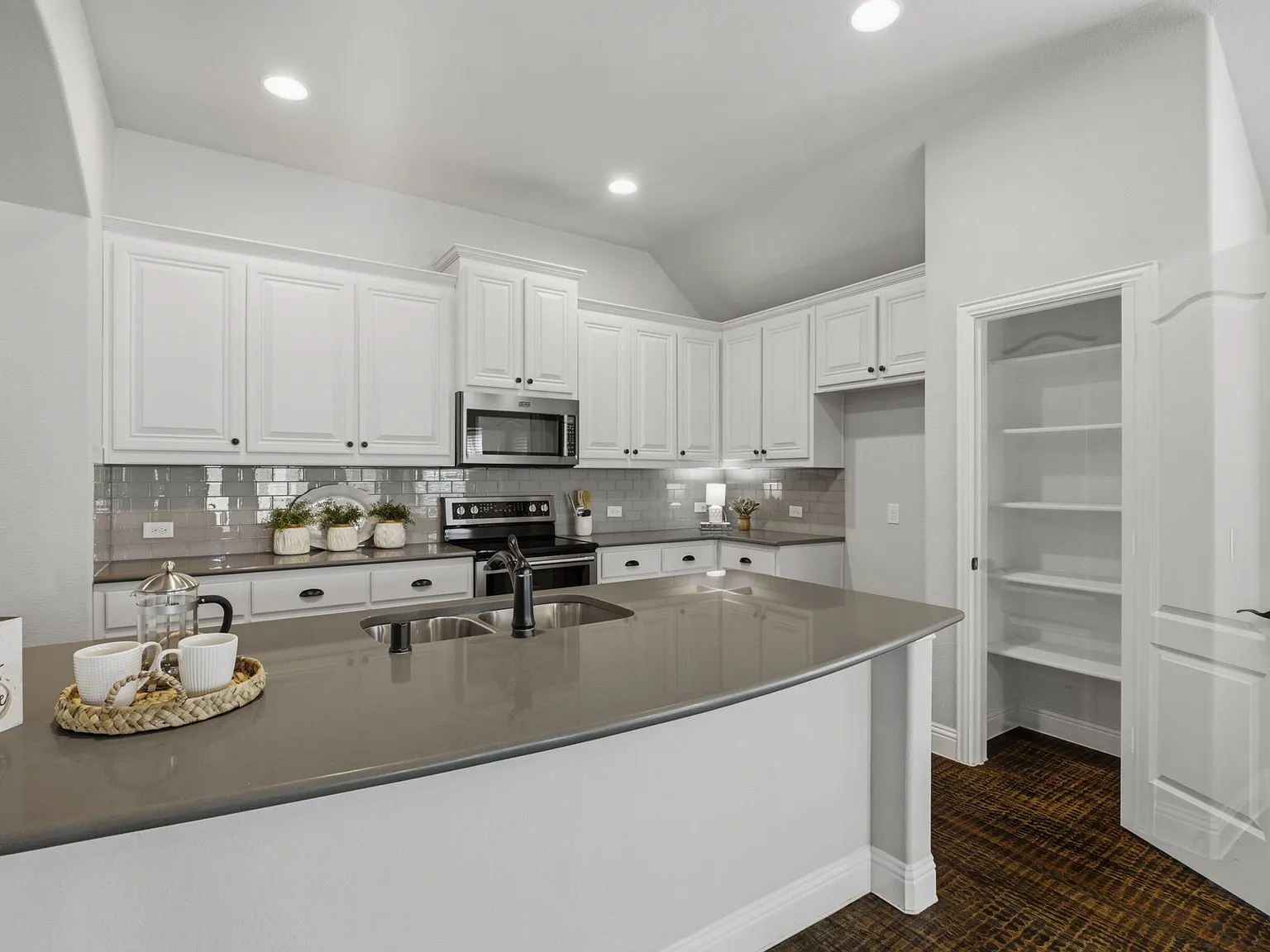 4 bed, 1964 sqft, $2,300 — Photo 4