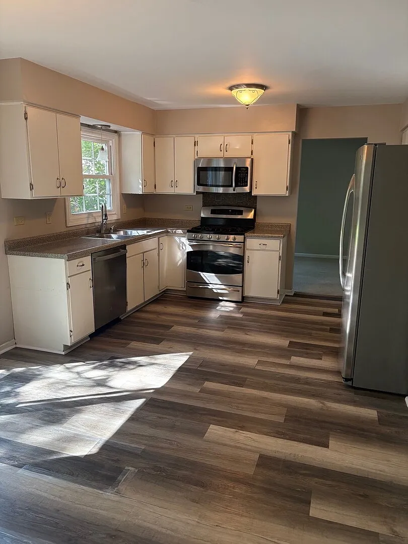 4 bed, 2.5 bath, 2132 sqft, $3,400 — Photo 4