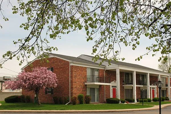 Colonial Village Apartments — Photo 5