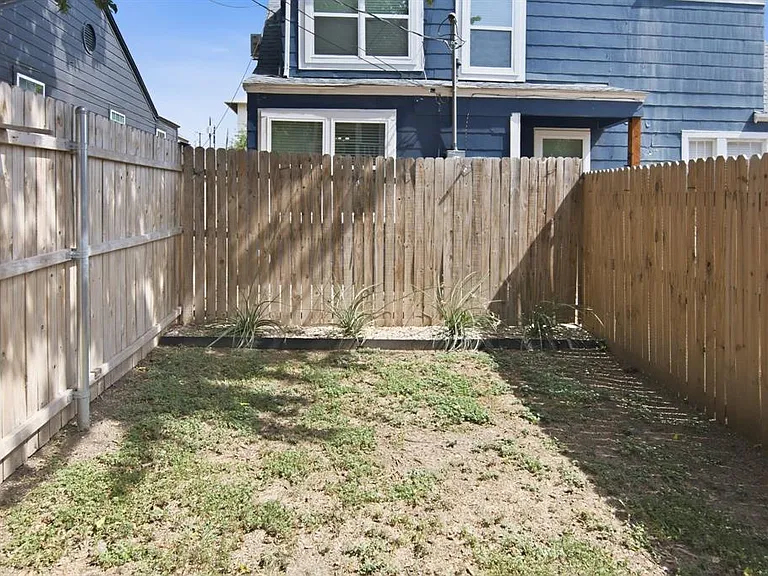 908 Haskell St — Photo 17