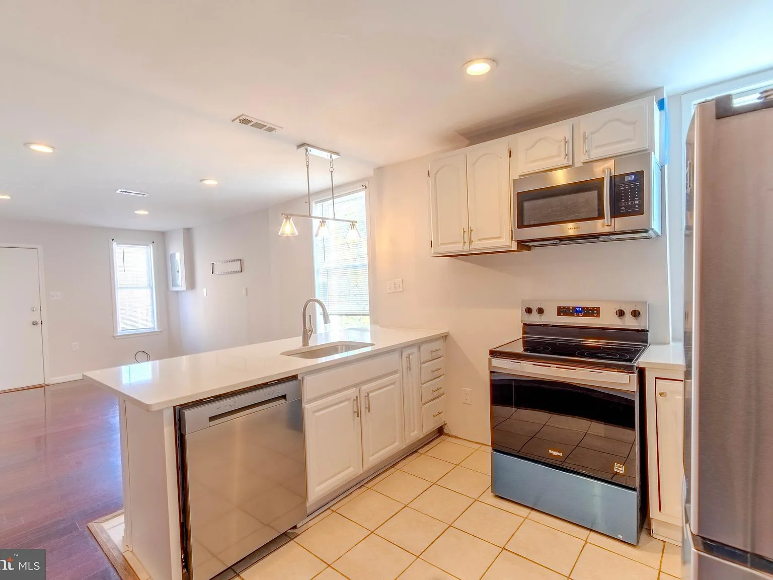2 bed, 900 sqft, $1,400 — Photo 2