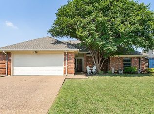 7655 Crosstimbers Ln, North Richland Hills, TX 76182