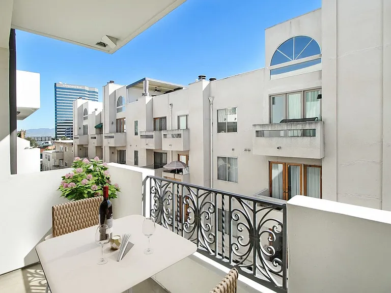 4410 Sepulveda Apartments — Photo 17