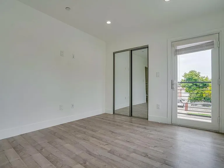 2300 Carmona Ave — Photo 41