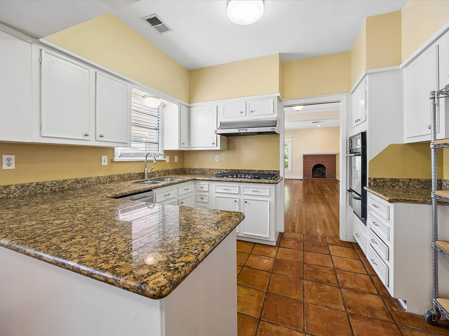 3 bed, 2.0 bath, 1971 sqft, $2,850 — Photo 3