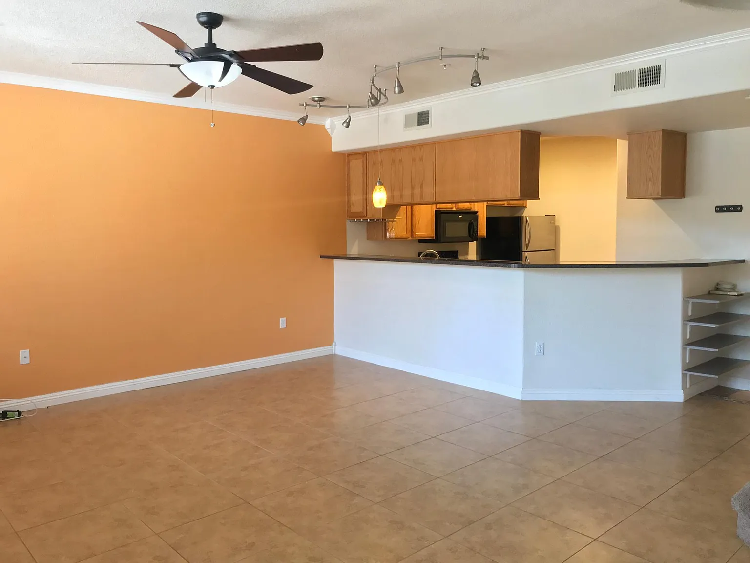 3 bed, 2.5 bath, 1472 sqft, $1,495 — Photo 2