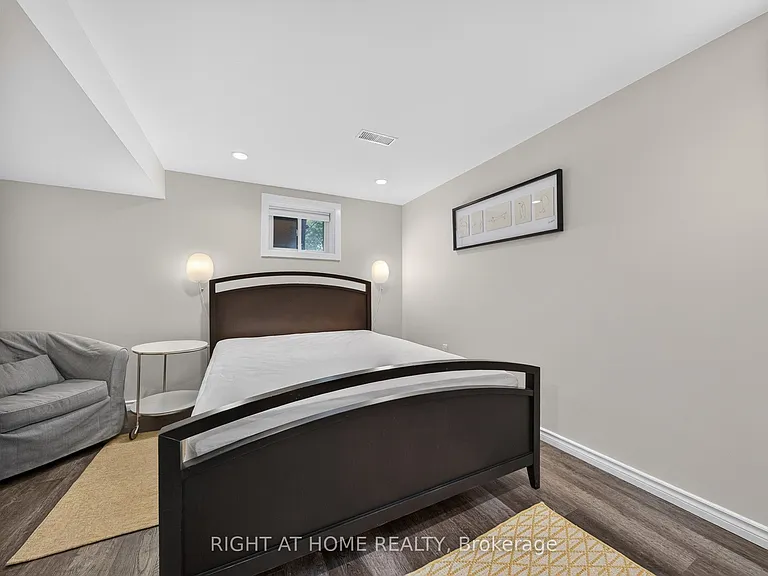1599 Sandgate Cres #LOWER — Photo 17