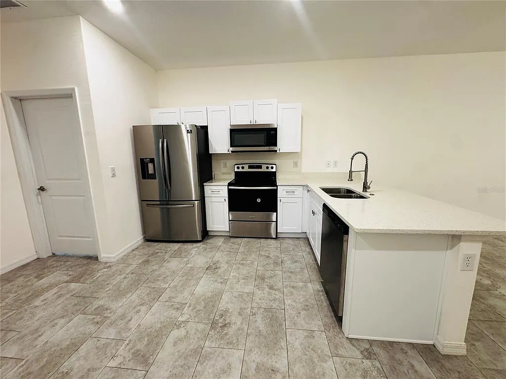 3 bed, 2.0 bath, 2461 sqft, $1,750 — Photo 3
