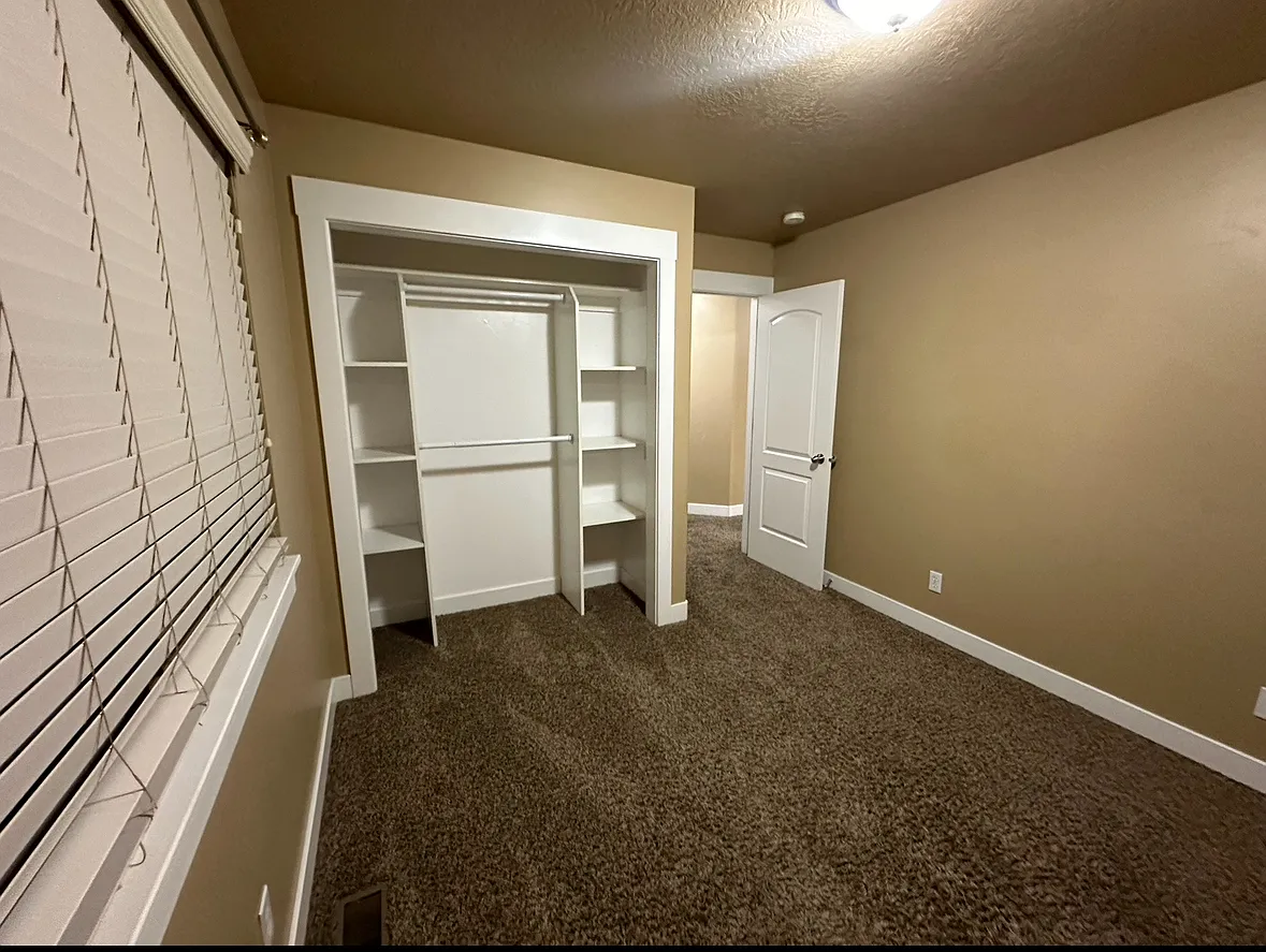 3 bed, 2.5 bath, 2389 sqft, $2,100 — Photo 4