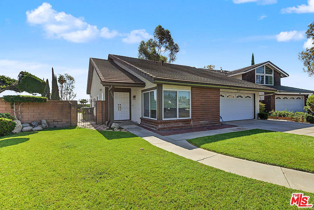 4 bed, 2.0 bath, 1912 sqft, $5,250 — Photo 1