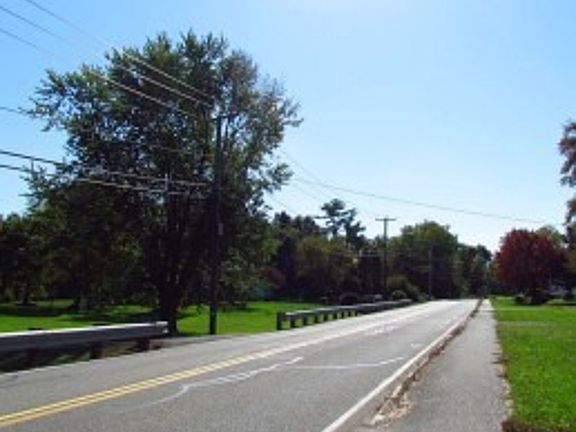 Exterior Neighborhood (street photo)
