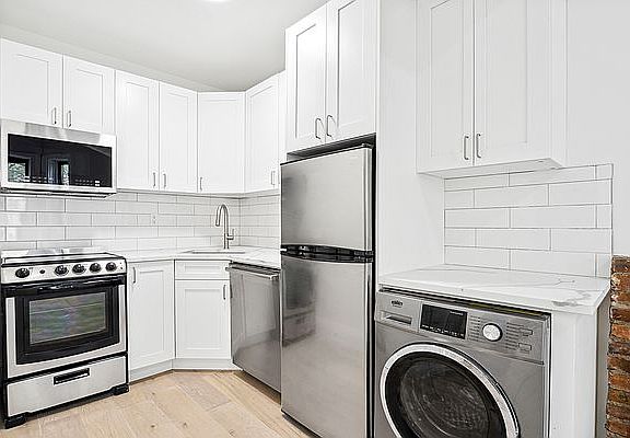 4th image of 904 President St APT 3