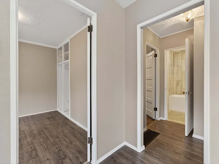 2401 NE Everett Rd — Photo 13