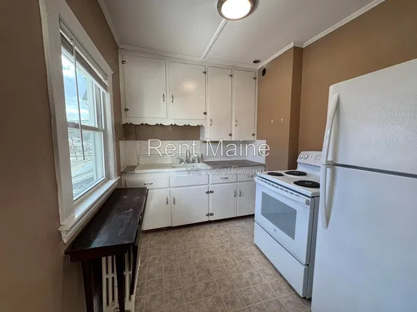 28 Pleasant St #2F, Waterville, ME 04901