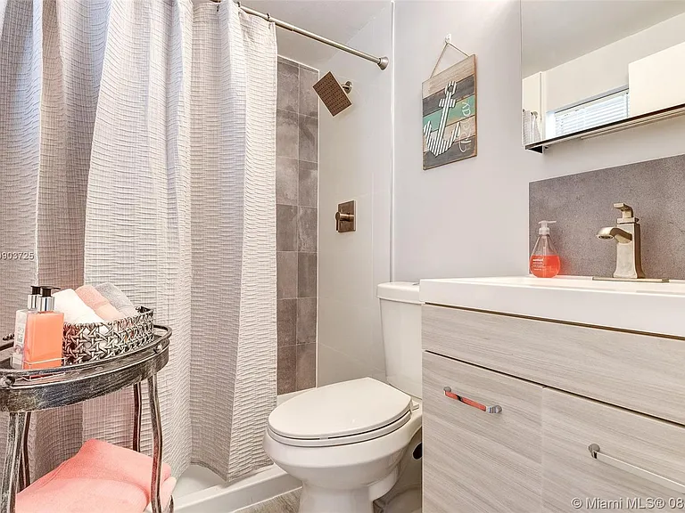 1441 Lincoln Ct — Photo 10