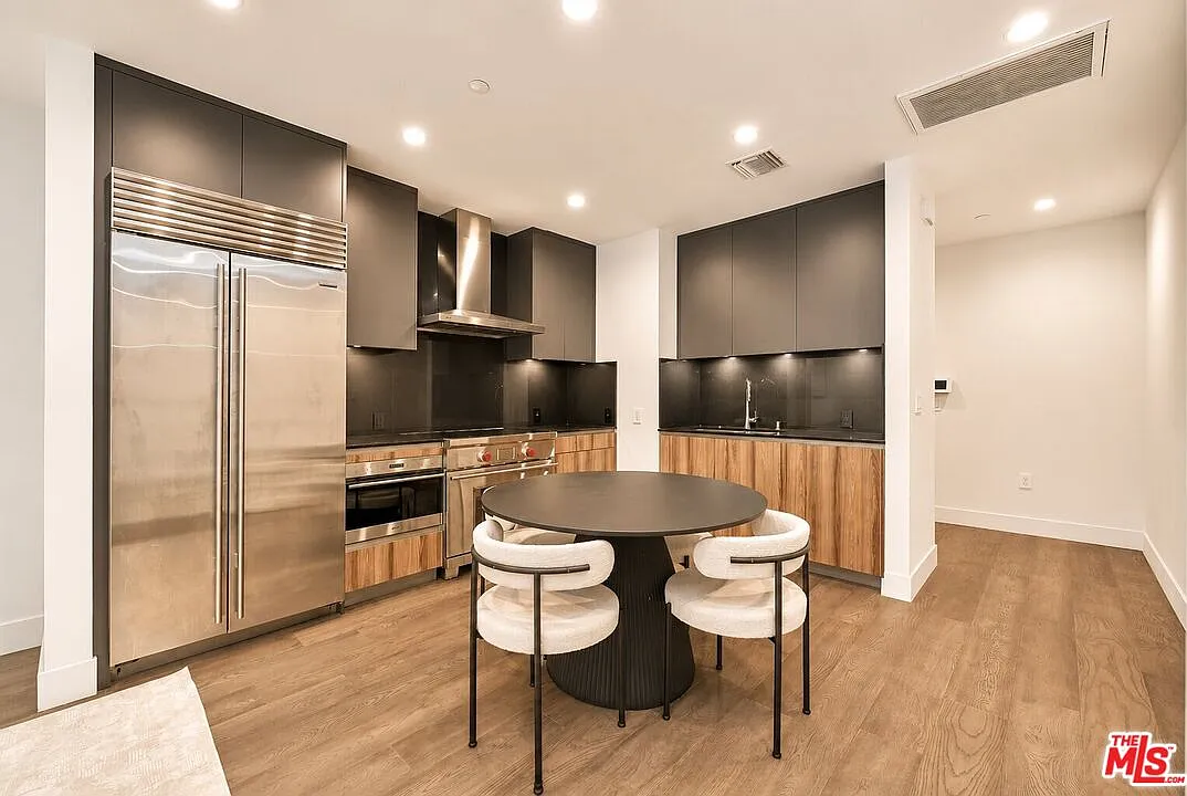 1 bed, 1.0 bath, 862 sqft, $4,199 — Photo 2