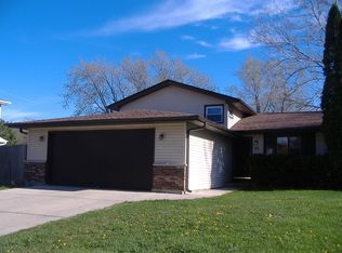 25 Pleasant St, Hoffman Estates, IL 60169