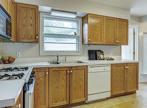 3rd image of 2450 Louis Ave