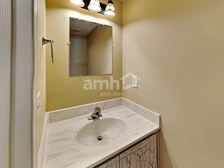 220 Hartford Ct — Photo 7