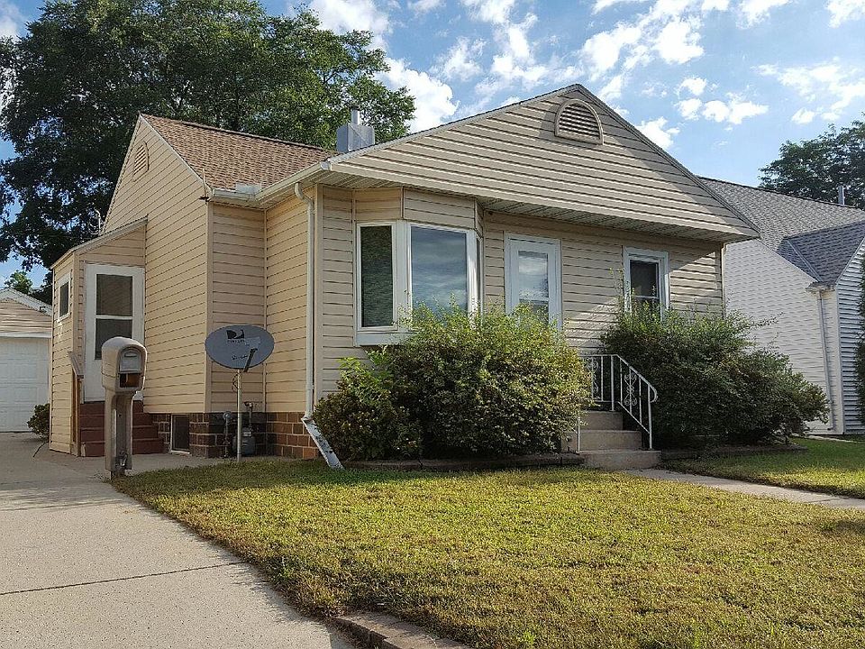 1st image of 820 11th St NE