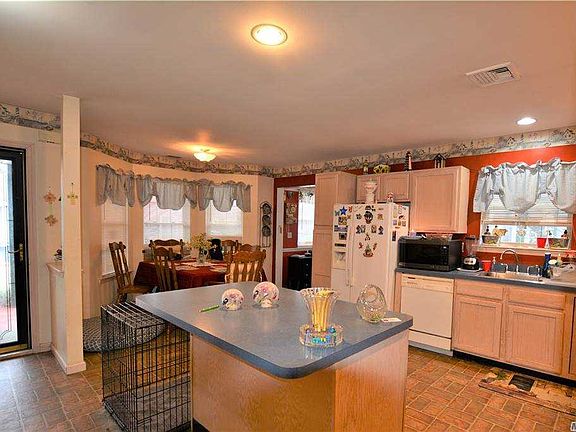 3rd image of 11 Strawberry Patch Ct