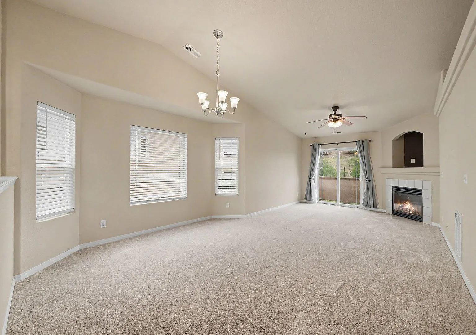 Westside Condo with Mountain Views, Upgrades, ready now ! — Photo 2