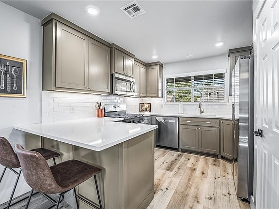 5th image of 1101 N Oriole Ave