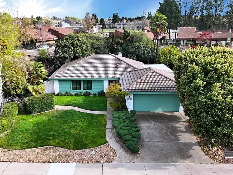 2329 Lido Cir — Photo 1