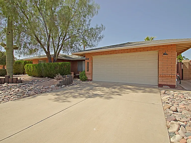 7618 N Via De La Campana — Photo 1