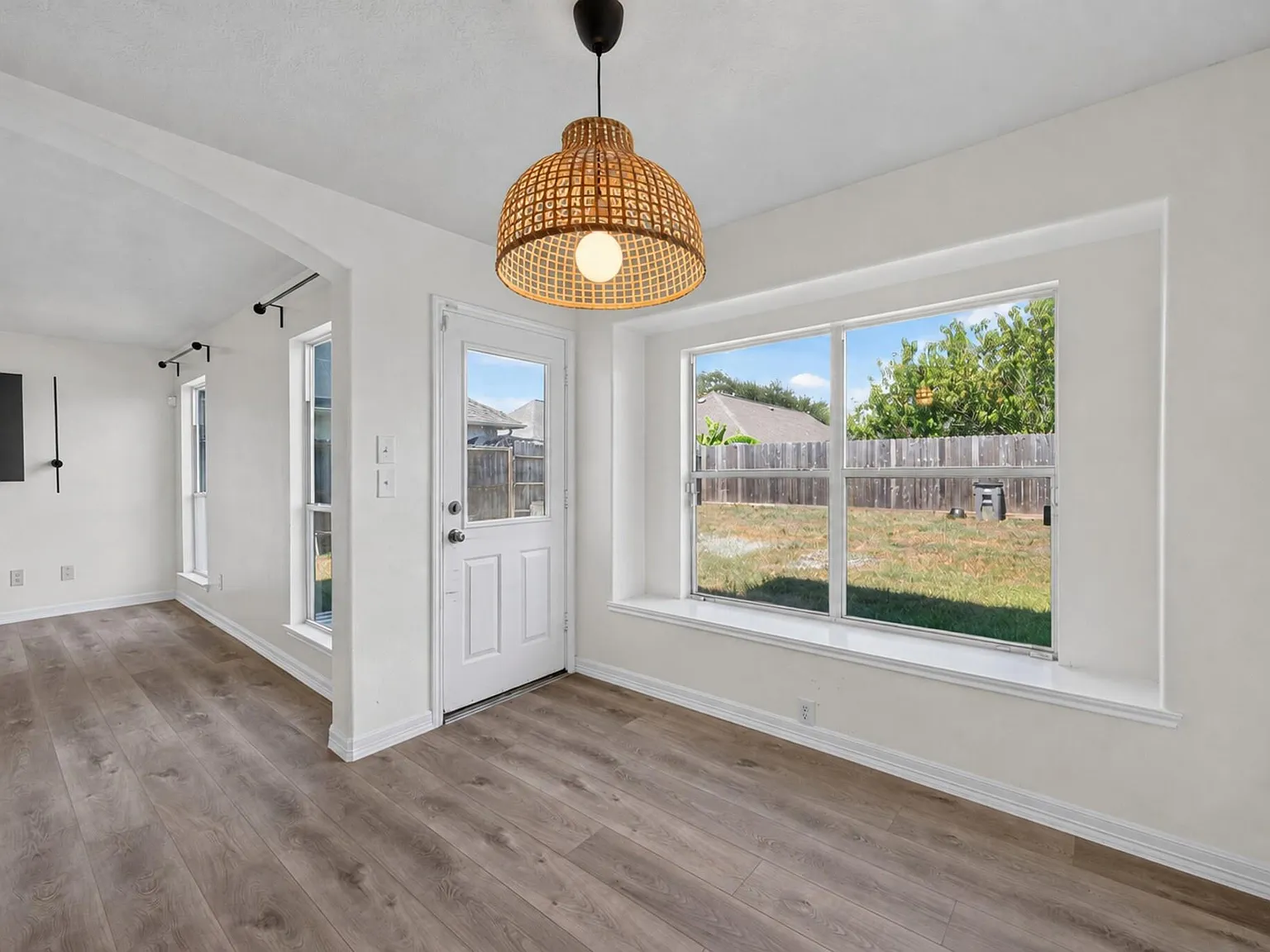 3 bed, 2.5 bath, 1371 sqft, $1,800 — Photo 3