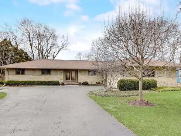 9061 North Lake DRIVE, Bayside, WI 53217