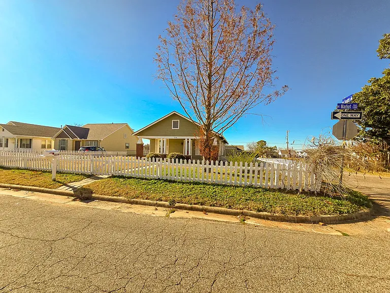 1224 N Market Ave — Photo 3