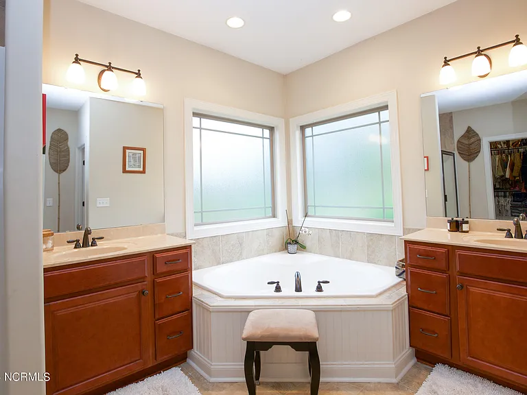 237 Rothbury Dr — Photo 32