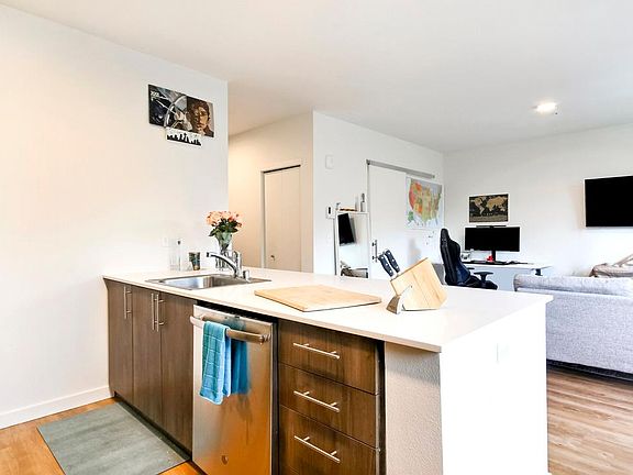 5th image of 121 12th Ave E #307