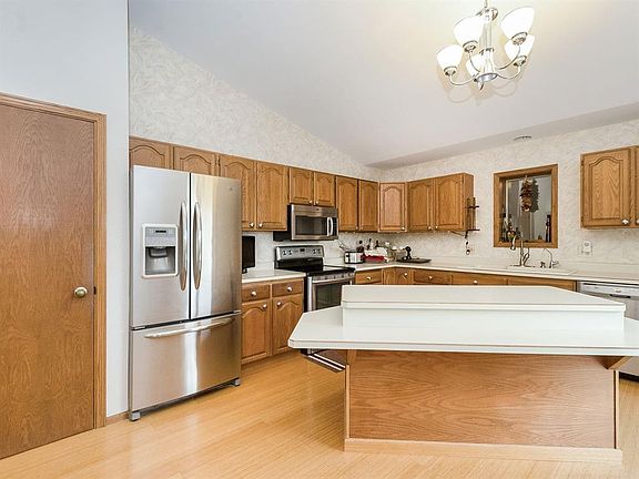 3rd image of 3102 Hickory Dr NE