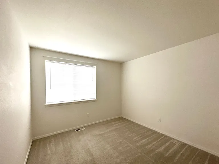 940 NW Oak Ln — Photo 6
