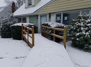 150 Radcliff Dr, East Norwich, NY 11732