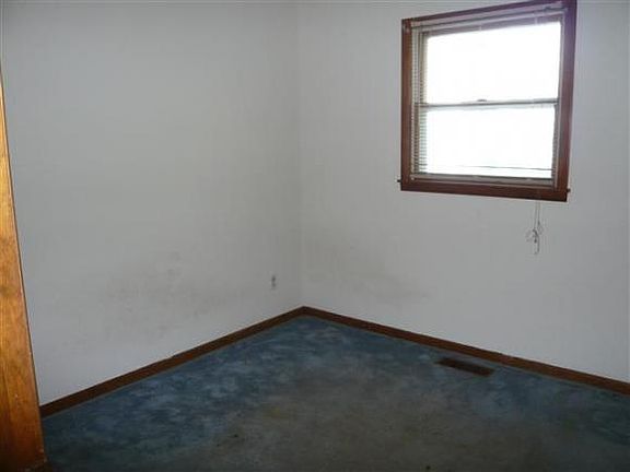 4th image of 1034 Oxford Ct
