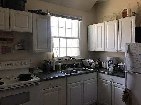 Spacious Kitchen with lots of cabinets