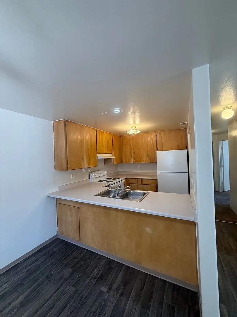 756 N Riverside Ave — Photo 4