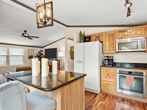 4th image of 1208 Lakeside Dr