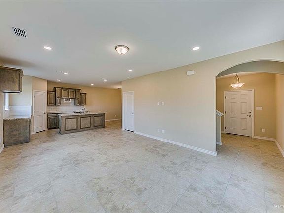 3rd image of 309 Grand Canyon St