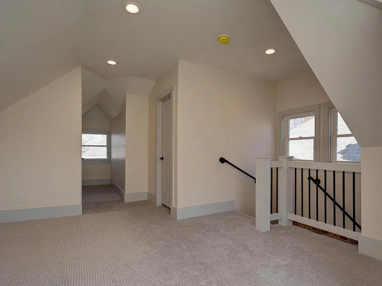 927 Linwood Ave — Photo 10