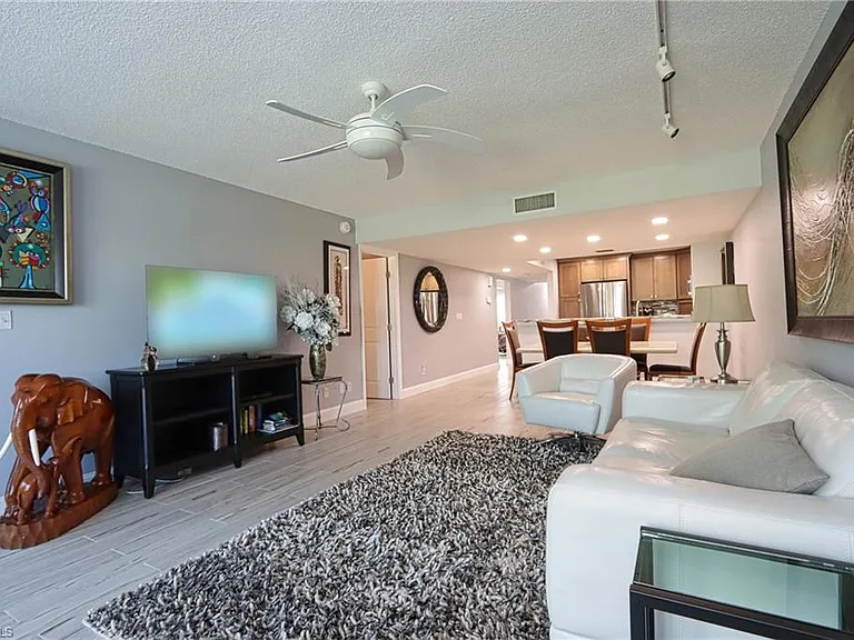 4200 Belair Ln #114 — Photo 2
