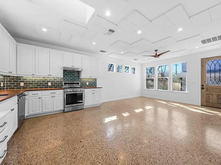 512 W Saint Johns Ave #B — Photo 4