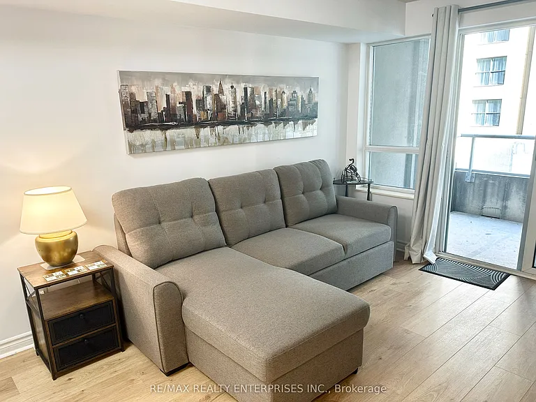 270 Wellington St W #409 — Photo 6